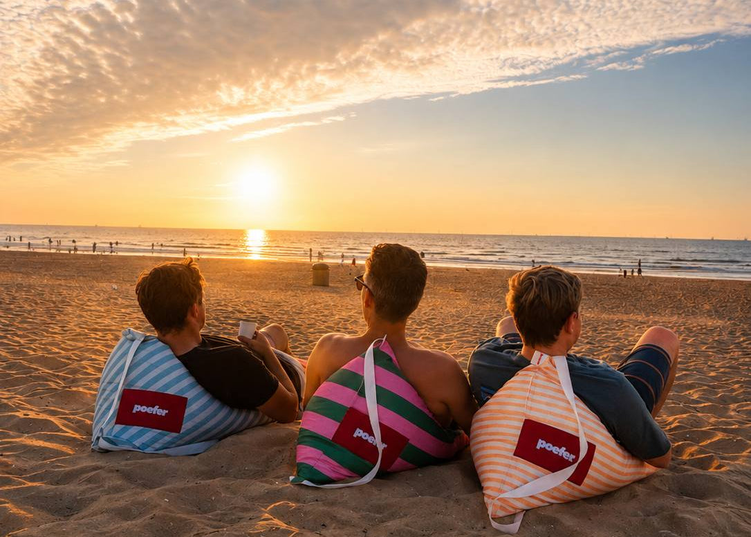 Vrienden met Poefer op het strand bij zonsondergang